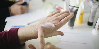 ringiovanimento della pelle delle mani a casa
