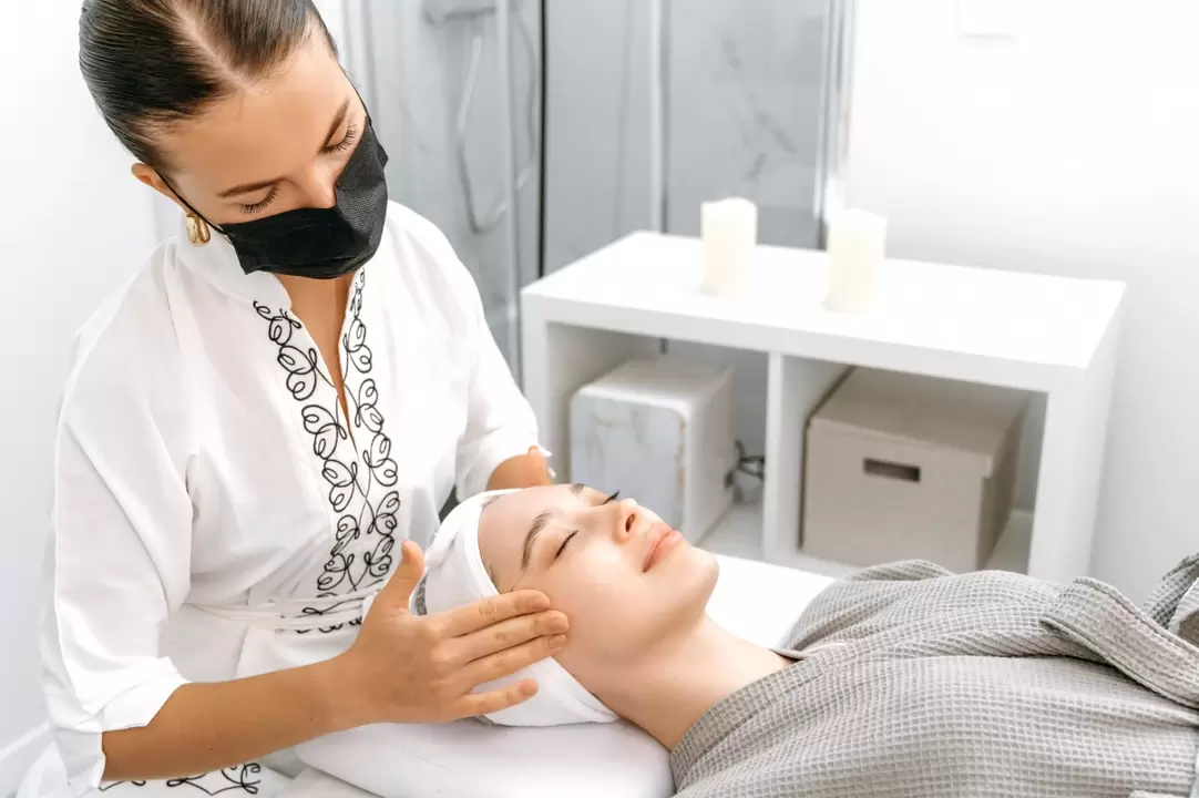 Il massaggio professionale favorisce il ringiovanimento della pelle del viso senza iniezioni
