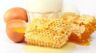 uovo - maschera al miele per il ringiovanimento della pelle del viso