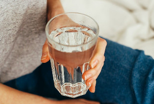 Un bicchiere di acqua pulita