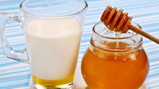 Kefir al miele per un trattamento ringiovanente della pelle delle mani