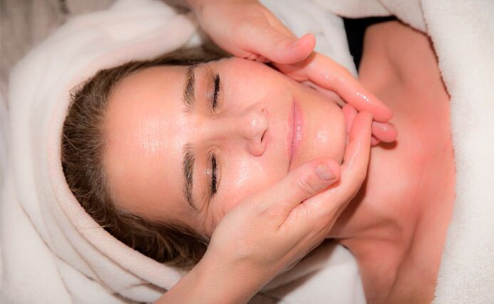 Massaggio viso rigenerante con olio cosmetico